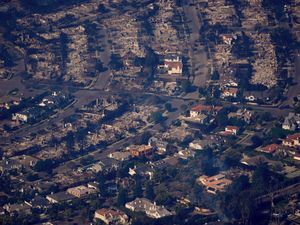 Supporting image for story: Los Angeles wildfire deaths rise to 24 as more fierce winds are forecast