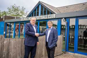 L-R: Iain McCallister from MAN Commercial Protection with
Darryl Eales of Solihull Moors FC