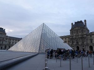 Supporting image for story: Suspects arrested over Louvre heist