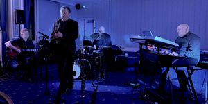 Andy Shillingford with the band