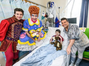 Supporting image for story: Birmingham panto stars visit children's hospital