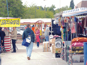 Supporting image for story: Hundreds back Brownhills market petition
