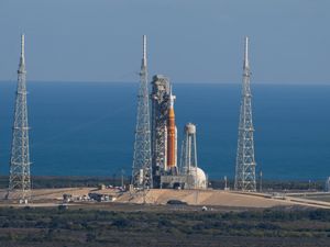 Supporting image for story: Launch date set to be pushed back after Nasa’s Moon rocket hit by new problem