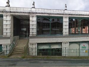 Supporting image for story: Confidential talks over landmark Art Deco building
