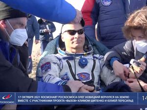 Supporting image for story: US astronaut returns in Russian capsule to end record space mission