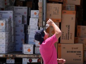 Supporting image for story: Parts of US swelter under extreme heat as residents told to take precautions