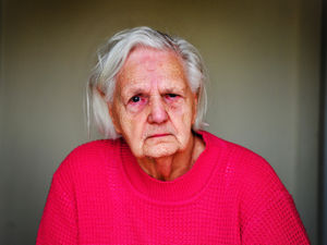 Supporting image for story: Daughter pens letter to PM over delays in 96-year-old mum having Covid jab