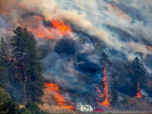 Supporting image for story: Air tanker pilot killed as US wildfires spread