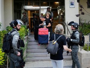 Supporting image for story: Starmer urges Britons to contact Foreign Office for Israel evacuation flights