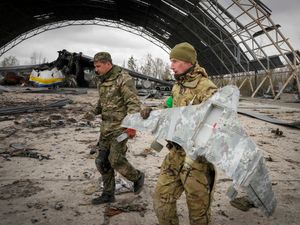 Supporting image for story: Russia ratchets up battle for control of eastern Ukraine