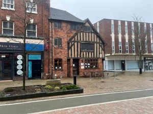 400 year-old Wolverhampton landmark known as Lindy Lou's goes under the hammer