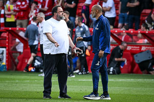 Nottingham Forest's Portuguese manager Nuno Espirito Santo (R) speaks with Nottingham Forest's Greek co-owner Evangelos Marinakis (Photo by JUSTIN TALLIS/AFP via Getty Images)
