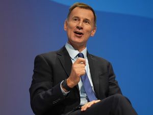 Supporting image for story: Nick Robinson apologises for Jeremy Hunt name blunder