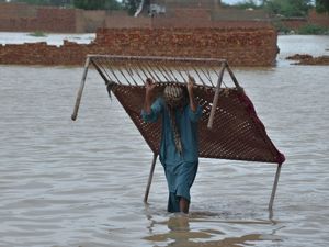 Supporting image for story: Pakistan seeks international help for flood victims