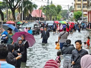 Supporting image for story: Three dead and more than 90,000 displaced amid flooding in Malaysia