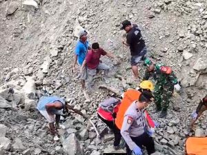 Supporting image for story: Death toll from quarry collapse in Indonesia rises to 14