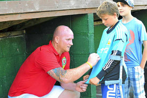 Decon Price gets his shirt signed by John Hartsman