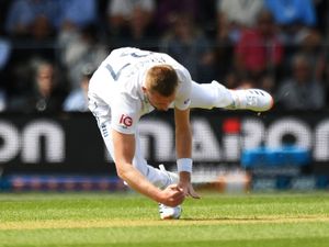 Supporting image for story: England remove New Zealand openers in first morning of series