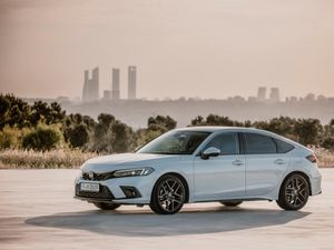 Supporting image for story: New hybrid Honda Civic to start from £29,595