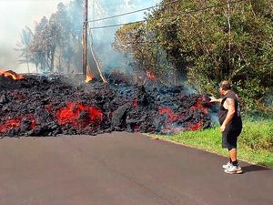 Supporting image for story: Watch: Awesome timelapse footage shows Hawaii lava flow devouring car