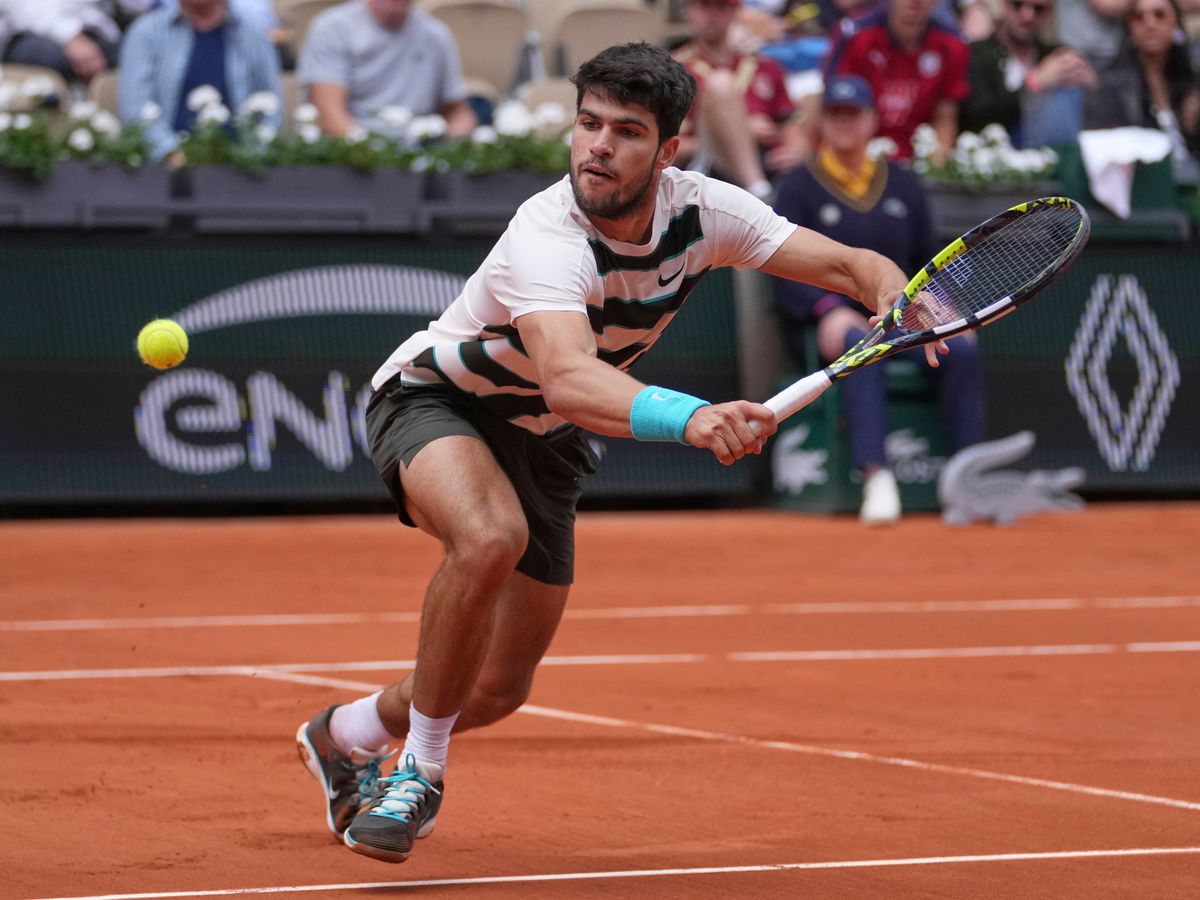 Carlos Alcaraz eases to straight-sets victory in French Open defence   Express & Star