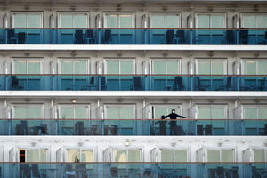 A passenger wearing a mask on the Diamond Princess