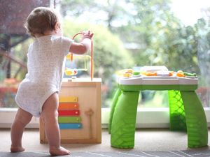 Supporting image for story: Babies from bilingual homes ‘faster at switching attention between tasks’
