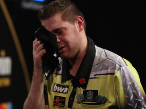 Supporting image for story: Tearful Van Peer tells of his dartitis despair