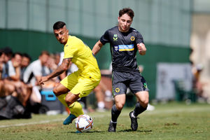 Joe Hodge takes on his man (Getty)