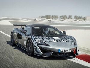 Supporting image for story: McLaren reveals track-focused 620R