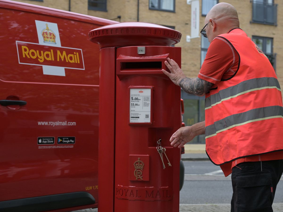 Royal Mail fined £21m by watchdog for missing mail delivery targets