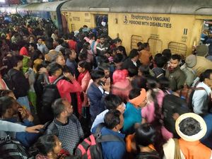 Supporting image for story: At least 18 dead after stampede at New Delhi railway station in India