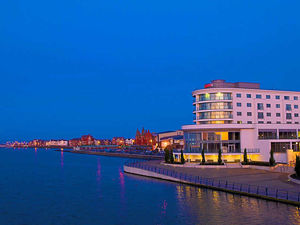 Supporting image for story: Luxury on the waterfront