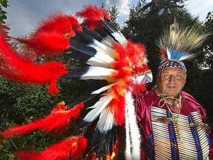 Supporting image for story: Les quits work to be big Chief