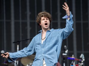 Supporting image for story: Kooks urge ‘peace and love and sun cream’ at Trnsmt festival