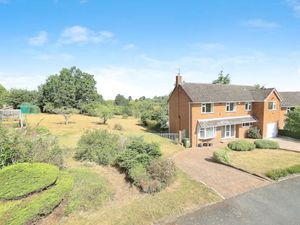 Supporting image for story: Executive Wolverhampton home four-bed detached with in-and-out driveway for £650,000