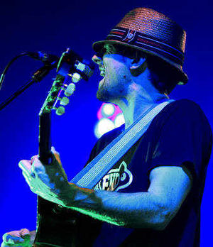 Supporting image for story: Mraz gets intimate for Midland fans