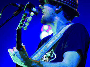 Supporting image for story: Mraz gets intimate for Midland fans