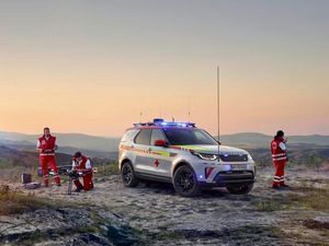 Supporting image for story: Land Rover Discovery joins Red Cross emergency fleet