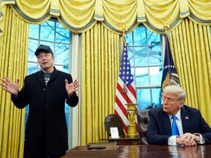 Supporting image for story: Trump signs executive order to continue downsizing federal workforce in US