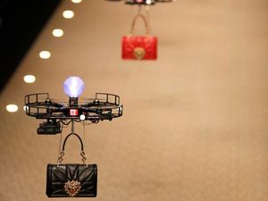 Supporting image for story: Drones fly down the catwalk carrying Dolce & Gabbana handbags