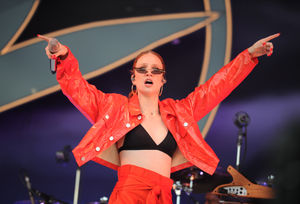 The superstar sang to hundreds of fans