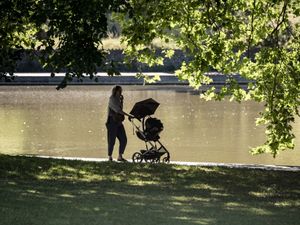 Supporting image for story: Yellow heat health alert extended to all of England as temperatures soar