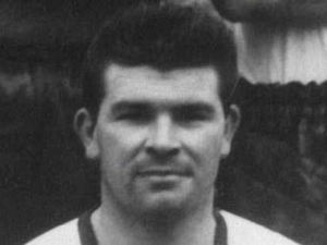 Supporting image for story: Former footballer Gordon Dyas dies aged 75