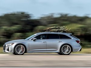 Supporting image for story: Highly tuned Audi RS6 claims top speed record with a Christmas tree on the roof