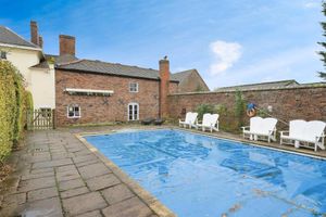 The swimming pool (Yopa)