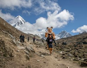 Paul Goldstein running the Everest marathon. Photo: Paul Goldstein/SWNS