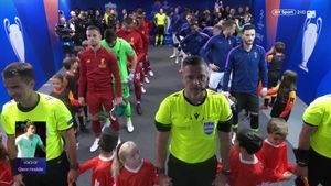 Isabelle emerged out of the tunnel holding the hand of one of the referees