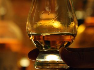 Supporting image for story: Starmer ‘determined’ to reach a deal over US tariffs on Scotch whisky