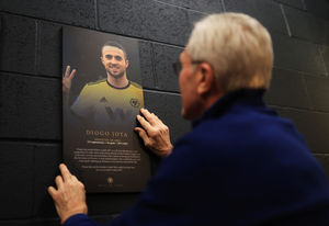 John Richards hangs Diogo Jota's portrait in the Wolves Hall of Fame
